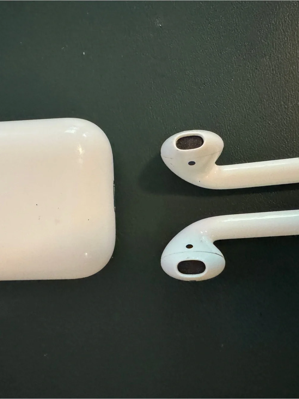 Apple AirPods 2 (only right bud works)